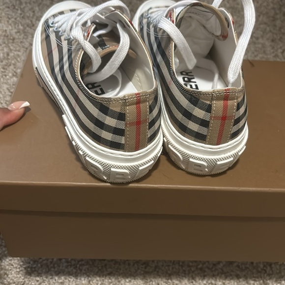 Burberry chucks Like new got one wear out of them. - Picture 5 of 7